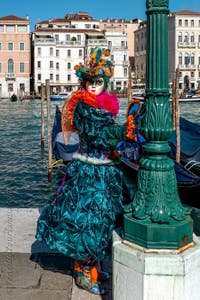 Die Kostümierten des venezianischen Karnevals vor der Madonna della Salute.