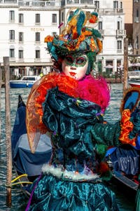 Die Kostümierten des venezianischen Karnevals vor der Madonna della Salute.