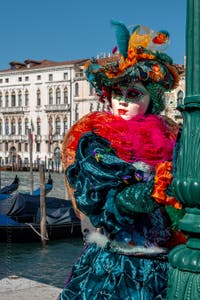 Die Kostümierten des venezianischen Karnevals vor der Madonna della Salute.