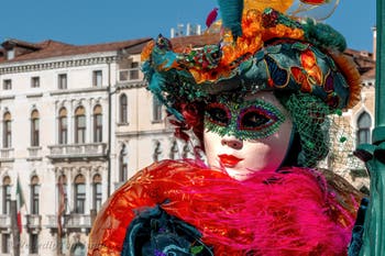 Die Kostümierten des venezianischen Karnevals vor der Madonna della Salute.