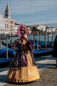 Die Kostümierten des venezianischen Karnevals vor der Madonna della Salute.