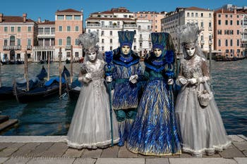 Die Kostümierten des venezianischen Karnevals vor der Madonna della Salute.