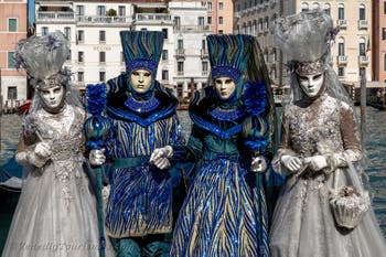 Die Kostümierten des venezianischen Karnevals vor der Madonna della Salute.