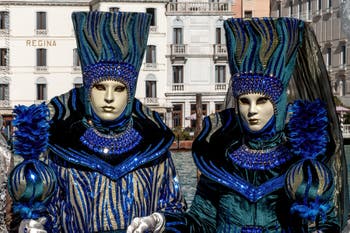 Die Kostümierten des venezianischen Karnevals vor der Madonna della Salute.