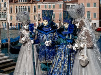 Die Kostümierten des venezianischen Karnevals vor der Madonna della Salute.