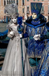 Die Kostümierten des venezianischen Karnevals vor der Madonna della Salute.