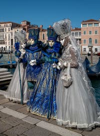 Die Kostümierten des venezianischen Karnevals vor der Madonna della Salute.