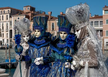 Die Kostümierten des venezianischen Karnevals vor der Madonna della Salute.