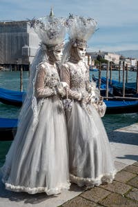 Die Kostümierten des venezianischen Karnevals vor der Madonna della Salute.