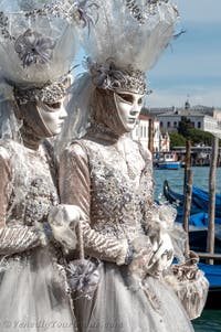 Die Kostümierten des venezianischen Karnevals vor der Madonna della Salute.