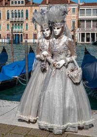 Die Kostümierten des venezianischen Karnevals vor der Madonna della Salute.