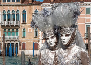 Die Kostümierten des venezianischen Karnevals vor der Madonna della Salute.