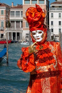 Die Kostümierten des venezianischen Karnevals vor der Madonna della Salute.