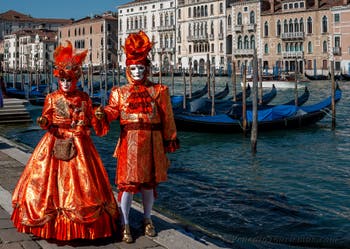 Die Kostümierten des venezianischen Karnevals vor der Madonna della Salute.