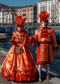 Die Kostümierten des venezianischen Karnevals vor der Madonna della Salute.