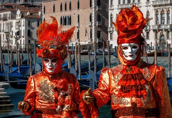 Die Kostümierten des venezianischen Karnevals vor der Madonna della Salute.