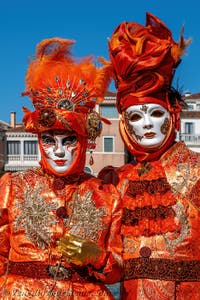 Die Kostümierten des venezianischen Karnevals vor der Madonna della Salute.