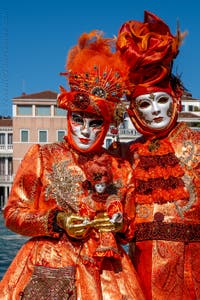 Die Kostümierten des venezianischen Karnevals vor der Madonna della Salute.