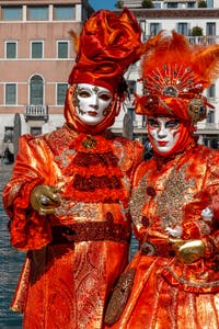 Die Kostümierten des venezianischen Karnevals vor der Madonna della Salute.