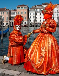 Die Kostümierten des venezianischen Karnevals vor der Madonna della Salute.