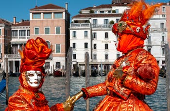 Die Kostümierten des venezianischen Karnevals vor der Madonna della Salute.