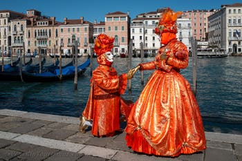 Die Kostümierten des venezianischen Karnevals vor der Madonna della Salute.