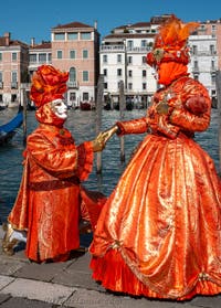 Die Kostümierten des venezianischen Karnevals vor der Madonna della Salute.