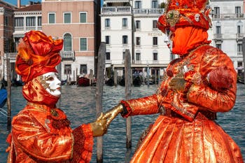 Die Kostümierten des Karnevals in Venedig vor der Kirche Madonna della Salute.