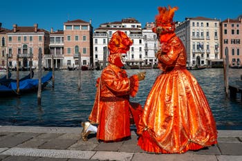 Die Kostümierten des venezianischen Karnevals vor der Madonna della Salute.