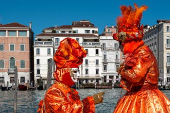 Die Kostümierten des venezianischen Karnevals vor der Madonna della Salute.