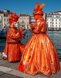 Die Kostümierten des venezianischen Karnevals vor der Madonna della Salute.