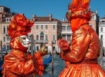 Die Kostümierten des venezianischen Karnevals vor der Madonna della Salute.