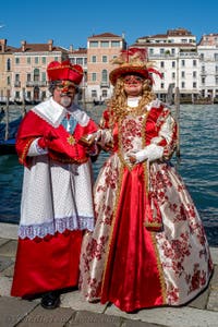 Die Kostümierten des venezianischen Karnevals vor der Madonna della Salute.