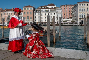 Die Kostümierten des venezianischen Karnevals vor der Madonna della Salute.