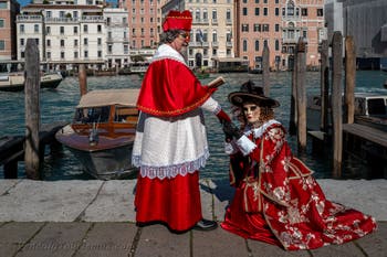 Die Kostümierten des venezianischen Karnevals vor der Madonna della Salute.