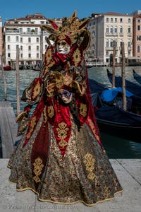 Die Kostümierten des venezianischen Karnevals vor der Madonna della Salute.