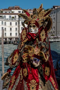 Die Kostümierten des venezianischen Karnevals vor der Madonna della Salute.