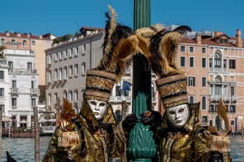 Die Kostümierten des Karnevals in Venedig vor der Kirche Madonna della Salute.