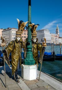 Die Kostümierten des venezianischen Karnevals vor der Madonna della Salute.