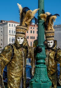 Die Kostümierten des venezianischen Karnevals vor der Madonna della Salute.