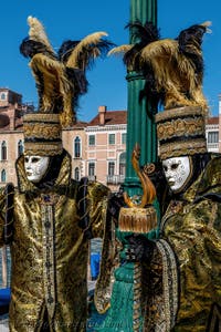 Die Kostümierten des venezianischen Karnevals vor der Madonna della Salute.