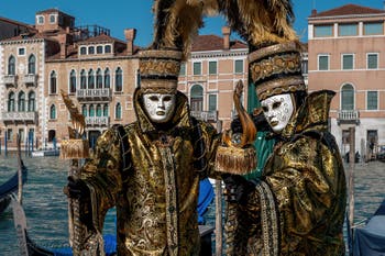 Die Kostümierten des venezianischen Karnevals vor der Madonna della Salute.