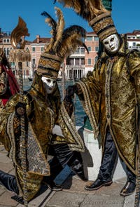 Die Kostümierten des venezianischen Karnevals vor der Madonna della Salute.