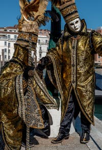 Die Kostümierten des venezianischen Karnevals vor der Madonna della Salute.