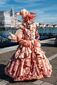 Die Kostümierten des venezianischen Karnevals vor der Madonna della Salute.