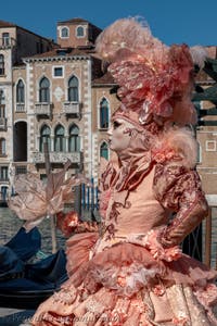 Die Kostümierten des venezianischen Karnevals vor der Madonna della Salute.