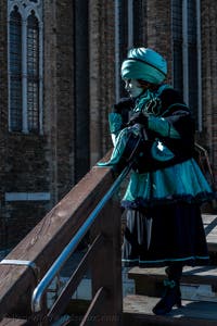 Die Kostümierten des venezianischen Karnevals vor der Madonna della Salute.