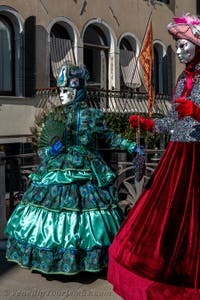 Die Kostümierten des venezianischen Karnevals vor der Madonna della Salute.