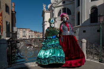 Die Kostümierten des Karnevals in Venedig vor der Kirche Madonna della Salute.