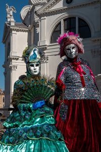 Die Kostümierten des venezianischen Karnevals vor der Madonna della Salute.